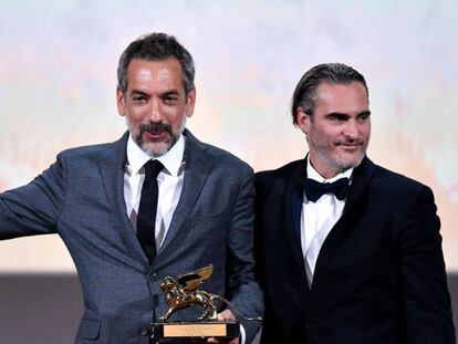 Joaquin Phoenix (derecha) y Todd Phillips, con el León de Oro por 'Joker'.