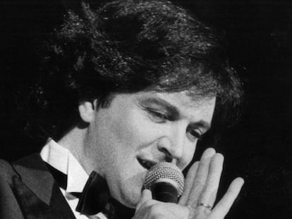 El artista en la grabación del programa de fin de año de 1983 para TVE. En vídeo, el último adiós a Camilo Sesto en la SGAE.