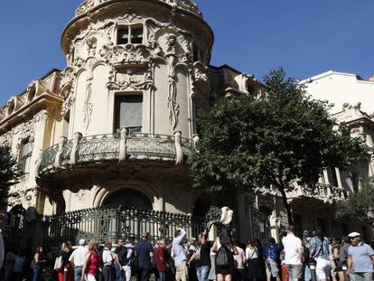 En vídeo, colas de fans ante la sede de la SGAE en Madrid este lunes.