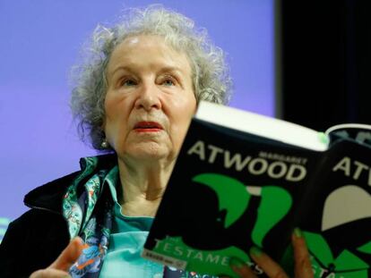 Atwood, en una lectura de su novela ayer en Londres. En vídeo, entrevista a la autora de 'Los Testamentos'.