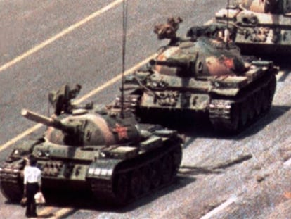 La foto 'Hombre del tanque', en la que un hombre aparece parado delante de varios blindados en mayo de 1989 en la avenida pequinesa de Chang'An.