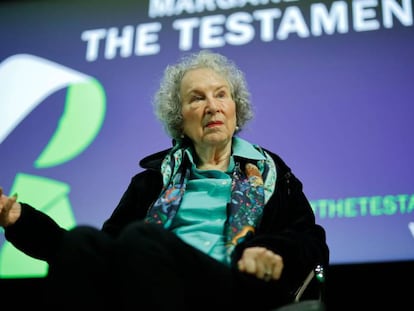 Margaret Atwood habla sobre 'Los testamentos', la semana pasada en Londres. En vídeo, entrevista a la escritora.