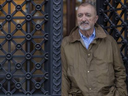 Arturo Pérez-Reverte, este miércoles, en la sede de la RAE, en Madrid. En vídeo, declaraciones a Efe.