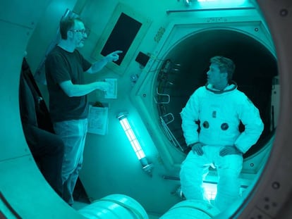 El director James Gray (izquierda) y el actor Brad Pitt, durante el rodaje de 'Ad Astra'. En vídeo, el tráiler de la película en inglés.