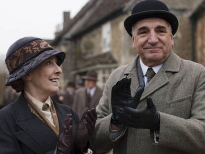 Phyllis Logan y Jim Carter, en 'Downton Abbey'.