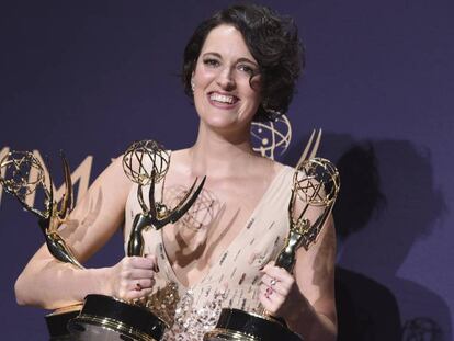Phoebe Waller-Bridge con tres de los premios Emmy de 'Fleabag'.