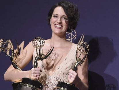Phoebe Waller-Bridge con tres de los premios Emmy de 'Fleabag'.
