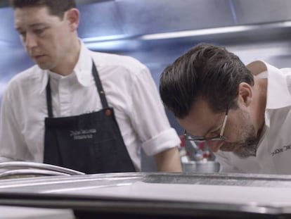 Quique Dacosta, en su restaurante, en un fotograma de 'Cocinar belleza'. En el vídeo, trailer de la película.