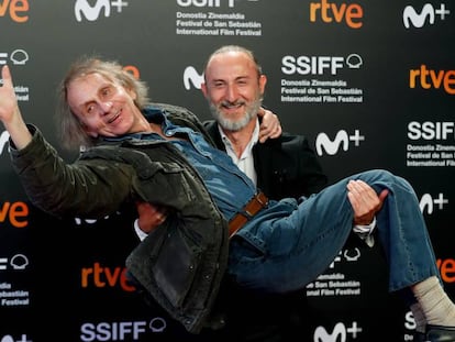 El director Guillaume Nicloux, a la derecha, junto al escritor Michel Houellebecq, en la presentación de 'Thalasso'. En vídeo, el tráiler de la película.