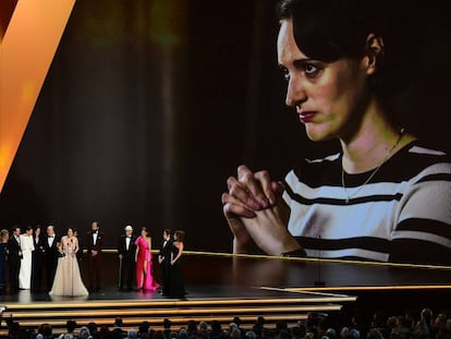 Phoebe Waller-Bridge (centro) recoge el premio a mejor Comedia en los Emmy por 'Fleabag' bajo una grab imagen de ella en la serie'. En vídeo, el discurso de la actriz.