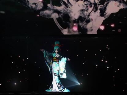 Hatsune Miku, en un concierto en abril en Tokio, Japón. En vídeo, presentación de la artista en la Mercedes Benz Arena de Shanghái.