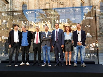 Alejandro Amenábar, en el centro, en la presentación de 'Mientras dure la guerra' en la Universidad de Salamanca. En vídeo, el tráiler de la película.