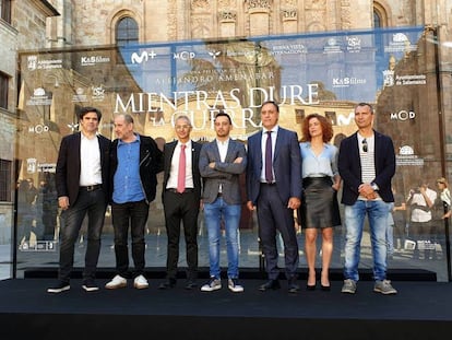 Alejandro Amenábar, en el centro, en la presentación de 'Mientras dure la guerra' en la Universidad de Salamanca. En vídeo, el tráiler de la película.