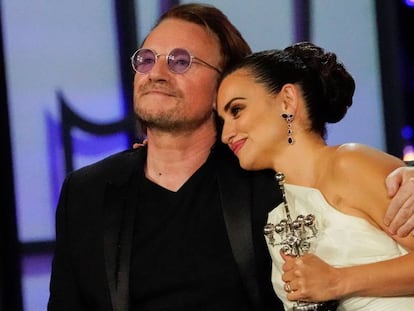 El cantante de U2, Bono, se abraza a Penélope Cruz tras entregarle el Premio Donostia. En vídeo, discurso íntegro de la actriz tras recibir el premio.