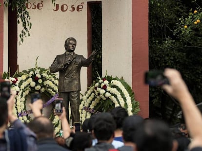 La estatua de José José, en el barrio Clavería, en Ciudad de México, durante el homenaje. En vídeo, obituario del cantante.