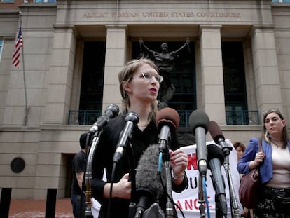 Chelsea Manning atiende a la prensa a la salida de un juzgado de Virginia. En vídeo, tráiler del documental 'Chelsea XY'.