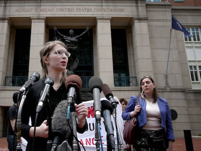 Chelsea Manning atiende a la prensa a la salida de un juzgado de Virginia. En vídeo, tráiler del documental 'Chelsea XY'.