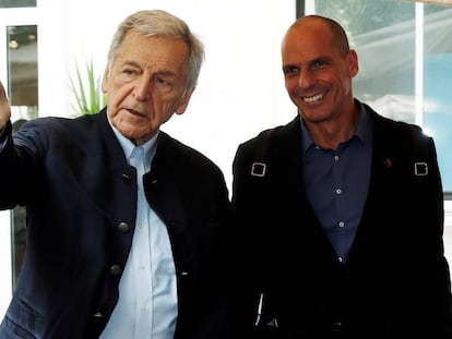 El cineasta griego Costas-Gavras (a la izquierda) con el economista Yanis Varoufakis. En vídeo, imágenes de la película.