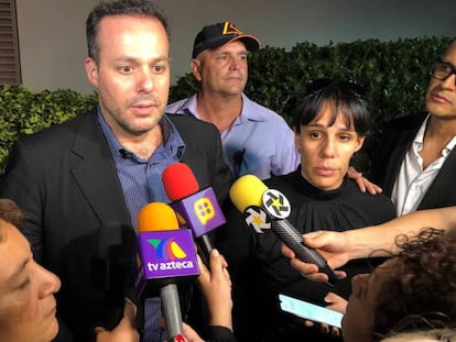 José Joel Sosa y Marysol Sosa hablan con periodistas el domingo afuera de una comisaría en el condado de Miami-Dade (Florida). En vídeo, declaraciones de uno de los hijos.