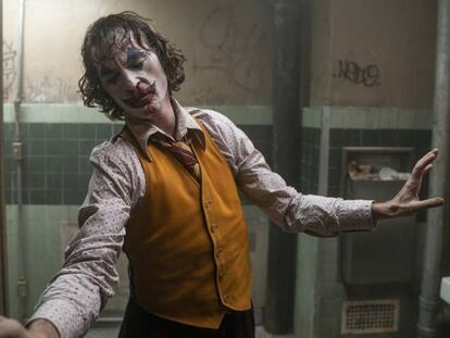 Joaquin Phoenix, en una escena de 'Joker'. En vídeo, los cines estadounidenses en "alerta máxima".