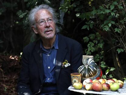 El escritor Peter Handke, en el jardín de su casa de Chaville, a las afueras de París, tras recibir el anuncio del Nobel. En vídeo, sus declaraciones.