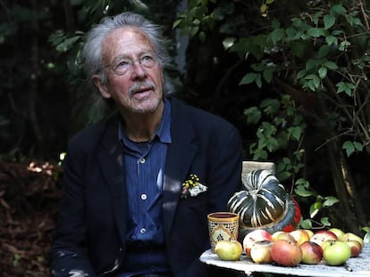 El escritor Peter Handke, en el jardín de su casa de Chaville, a las afueras de París, tras recibir el anuncio del Nobel. En vídeo, sus declaraciones.