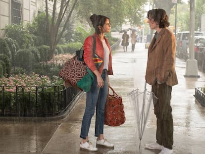 Selena Gomez y Timothée Chalamet en 'Día de lluvia en Nueva York'. En vídeo, el tráiler de la película.