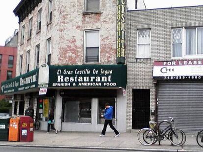 Calle de Nueva York con rótulos publicitarios en español. En vídeo, el acto en el Instituto Cervantes.