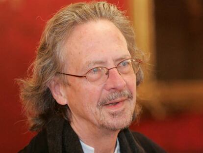 Peter Handke, durante una recepción con ocasión de su 65 cumpleaños en la oficina presidencial de Viena en diciembre de 2007. En vídeo, entrevista con Handke.