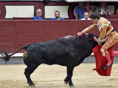 El toro cornea a Caballero ayer en Las Ventas. En vídeo, la cogida.