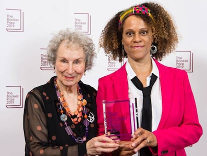 Margaret Atwood y Bernardine Evaristo, con el Booker compartido. En vídeo, entrevista a Atwood tras la publicación de su última novela.