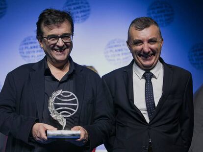 Javier Cercas, a la izquierda, y Manuel Vilas posan en la gala de los Premios Planeta.