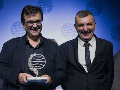 Javier Cercas, a la izquierda, y Manuel Vilas posan en la gala de los Premios Planeta.