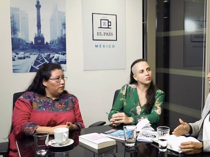 Yásnaya Aguilar, Cristina Morales y Jimena Soria, en las oficinas de EL PAÍS en México.