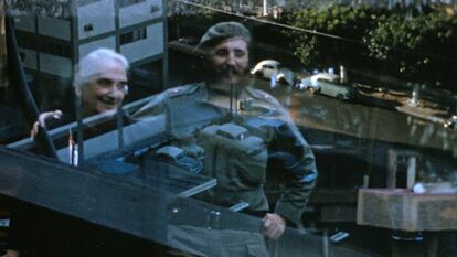 Pasionaria y Fidel Castro, en la visita en 1963 de la líder comunista a La Habana. En el vídeo, fragmento de 'Diarios del exilio'.