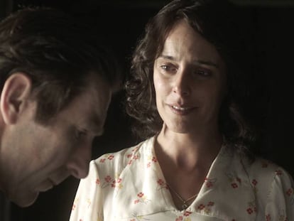 Antonio de la Torre y Belén Cuesta, en 'La trinchera infinita'. En el video, Boyero habla de la película.