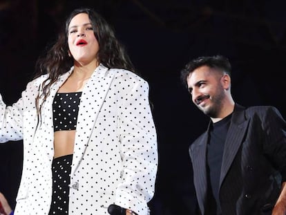 Rosalía, con su premio MTV EMA en la mano. Detrás, El Guincho.