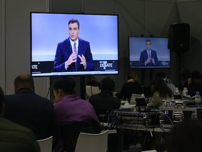 Un monitor instalado en la sala habilitada para la prensa muestra una intervención del presidente del Gobierno en funciones, Pedro Sánchez. En vídeo, las reacciones de los candidatos tras el debate.
