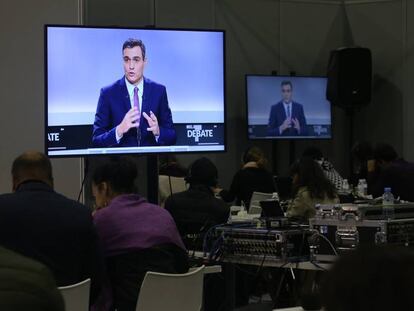 Un monitor instalado en la sala habilitada para la prensa muestra una intervención del presidente del Gobierno en funciones, Pedro Sánchez. En vídeo, las reacciones de los candidatos tras el debate.