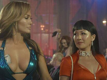 Jennifer Lopez y Constance Wu, en 'Estafadoras de Wall Street'. En el vídeo, Carlos Boyero habla de la película.