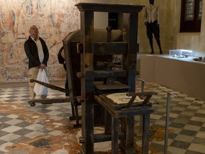 Visitantes a la exposición de 'La Peste' en el Ayuntamiento de Sevillla. En vídeo, avance de la ruta virtual por la Sevilla de la serie.