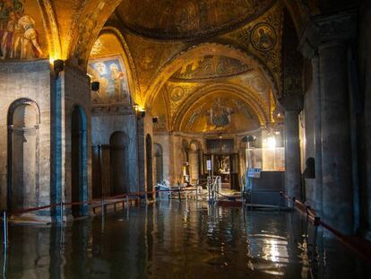 Interior de la basílica de San Marcos. En el vídeo: imágenes de las inundaciones en Venecia (ATLAS)