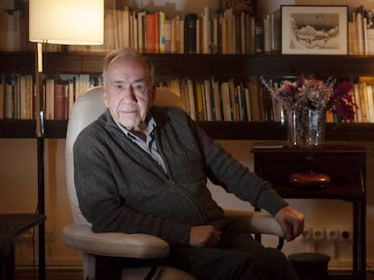 El poeta Joan Margarit en su casa de Sant Just Desvern, Barcelona, a principios de este año. En vídeo, los cuatro libros imprescindibles de Margarit.