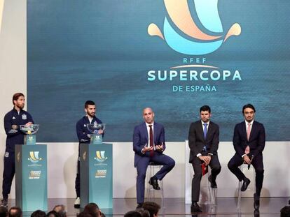 Imagen del sorteo de la Supercopa, el pasado lunes. En vídeo, el presidente de la RFEF, Luis Rubiales, defiende la celebración del torneo en Arabia Saudí.