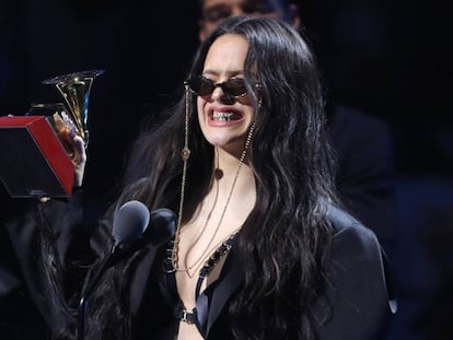 Rosalía recull el premi al millor àlbum de l'any per 'El mal querer'.