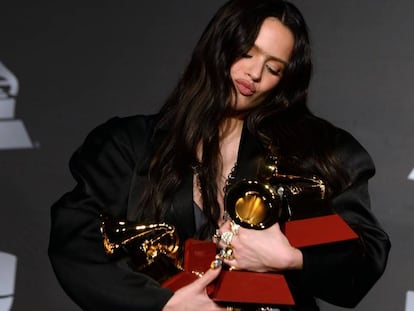 Rosalía sujeta sus tres Grammy Latinos. En vídeo, la artista interpreta 'A Palé' y 'Con Altura' en la gala de los Grammy Latinos.