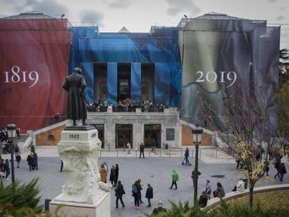 Foto: Fachada del Museo del Prado conmemorando el 200º aniversario. Vídeo: Diez personajes reflexionan ante su obra de arte favorita, a solas y por la noche en el museo.