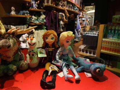 Productos de 'Frozen', el miércoles, en una tienda Disney en Madrid. En el vídeo, entrevista con el productor del filme.