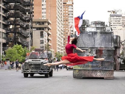 'El despertar', fotografía artística con el salto de la bailarina Catalina Duarte ante carros de la policía en Santiago de Chile el 25 de octubre.