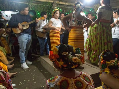 Celebración de un fandango con son jarocho en una palapa de Jáltipan, Veracruz.